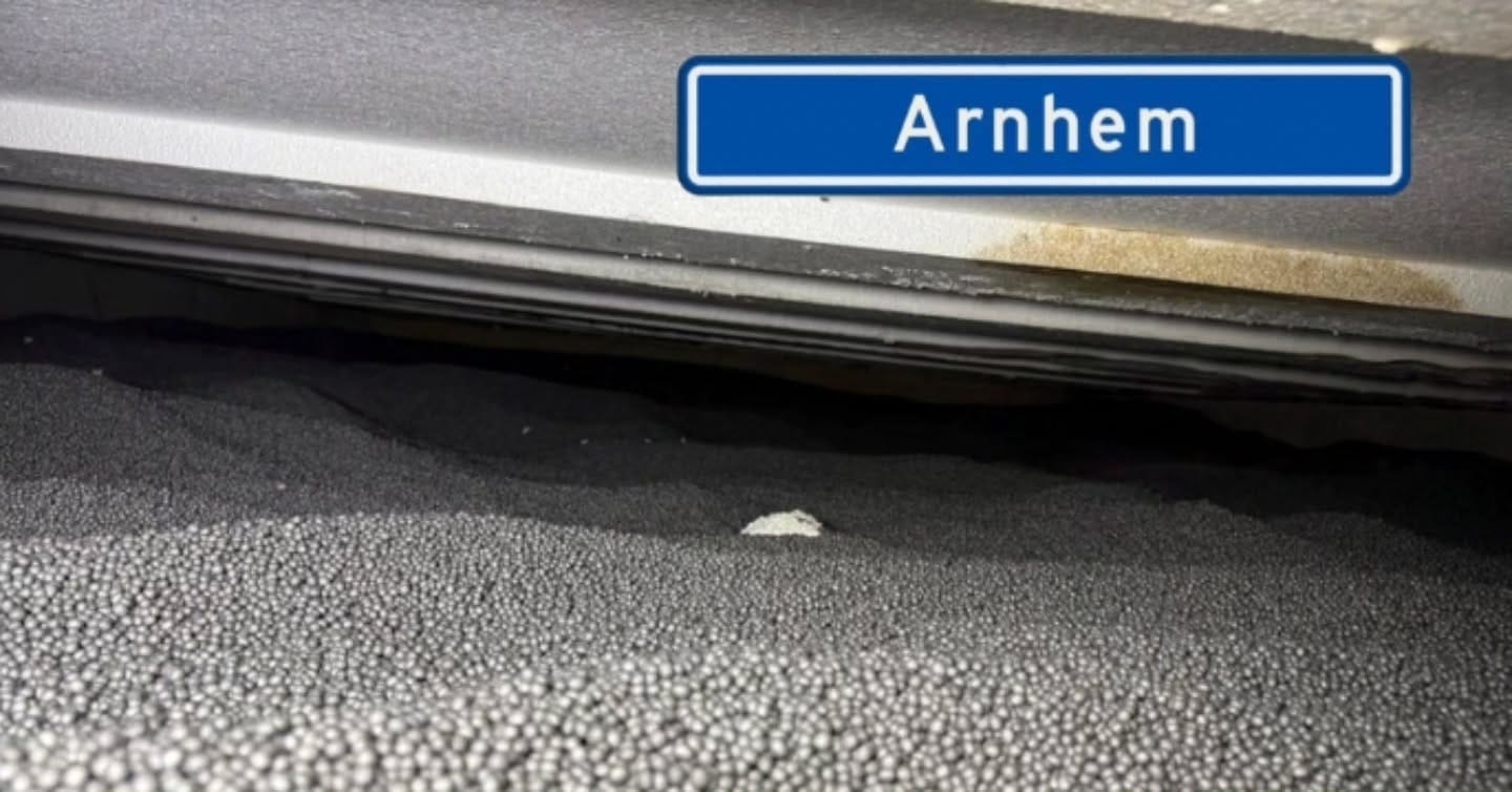 Opleverfoto van EPS-parels als bodemisolatie in een lage kruipruimte in Arnhem
