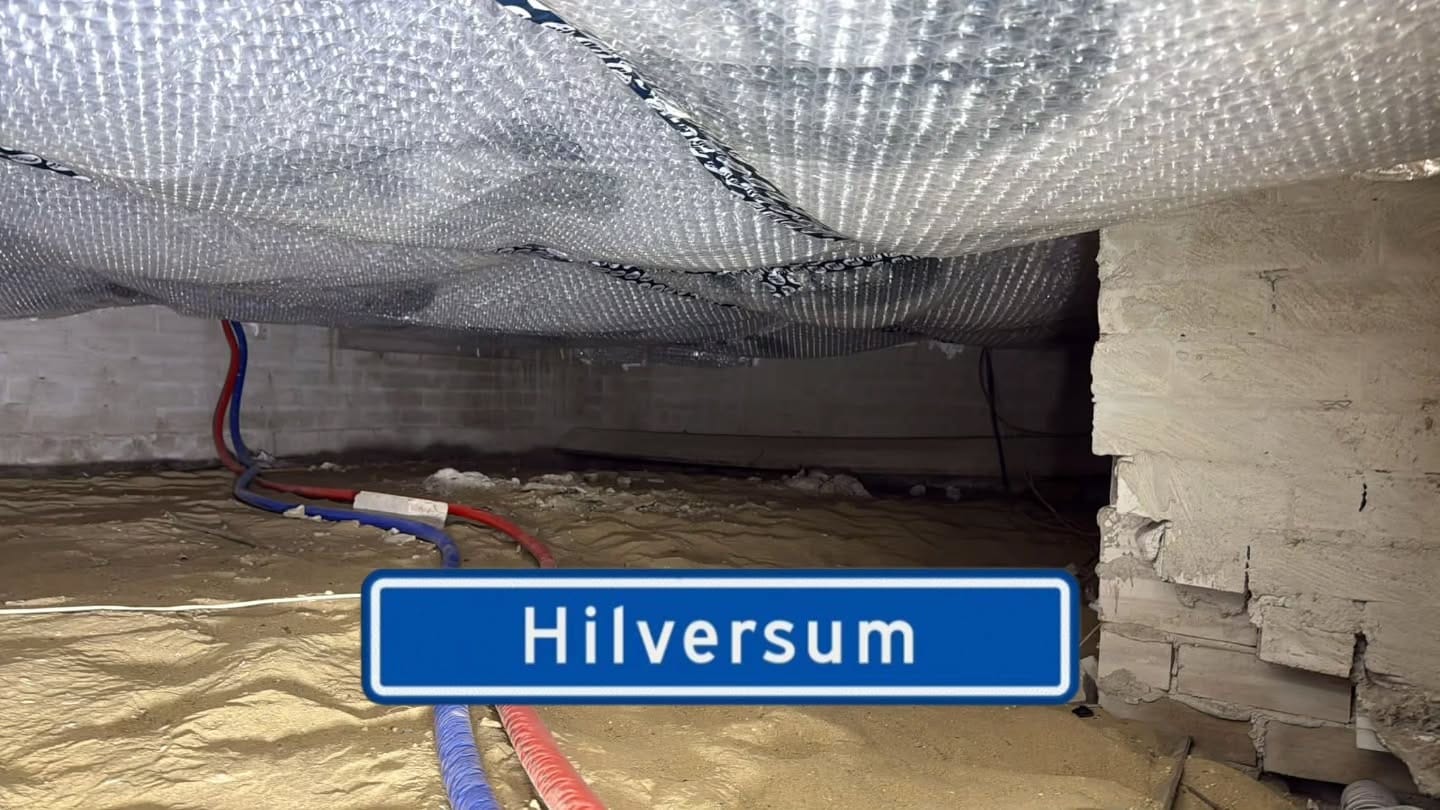 Opleverfoto van PIF-vloerisolatie rond leidingen onder een betonvloer in Hilversum
