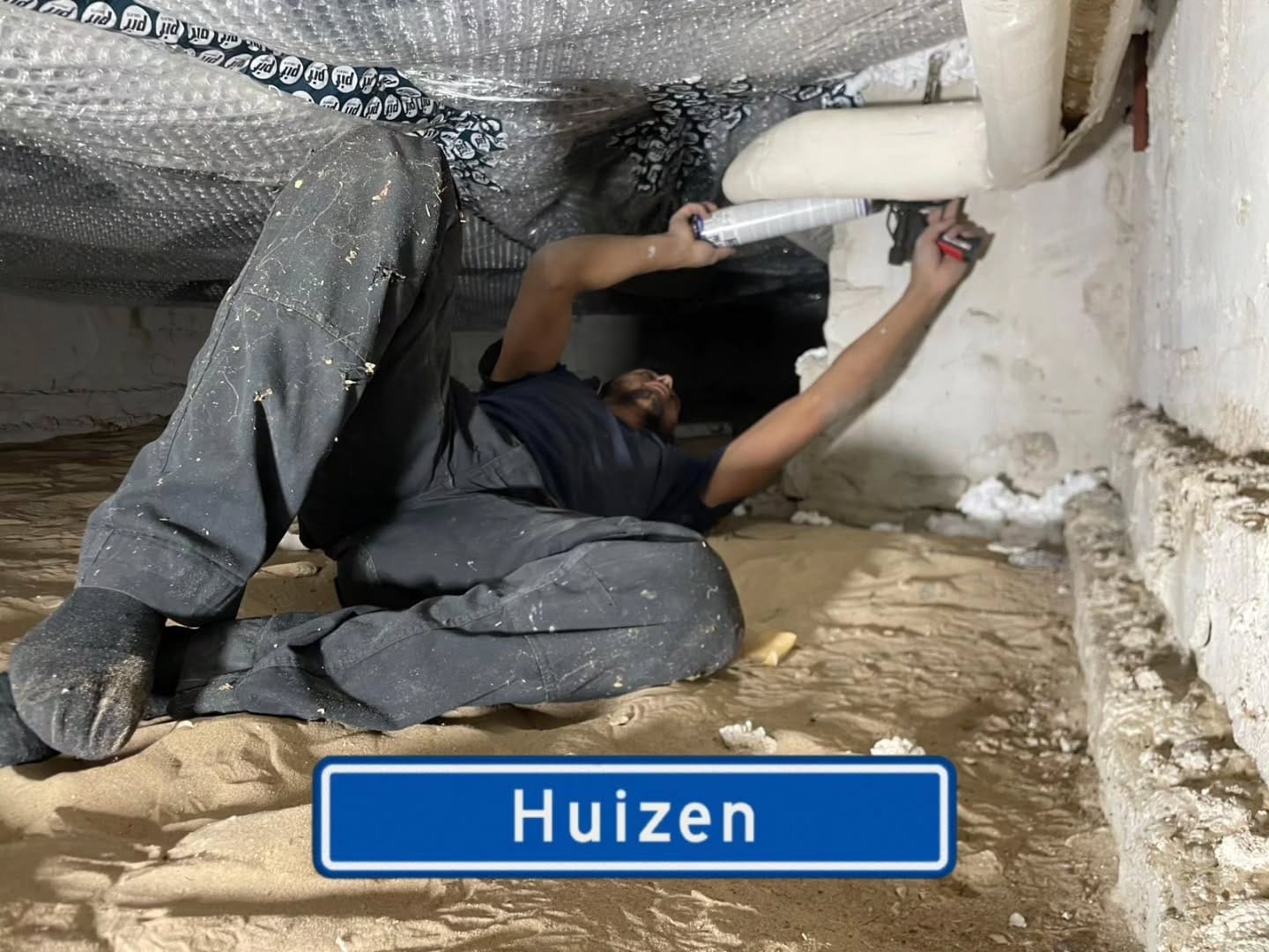 Uitvoeringsfoto van PIF-vloerisolatie bij leidingdoorvoeren in Huizen